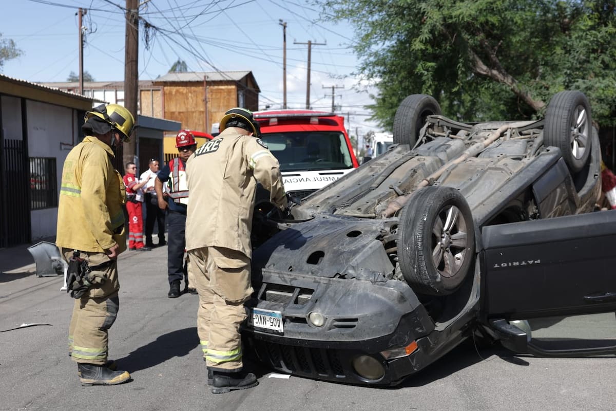 Termina volcado tras chocar contra auto estacionado en el oriente de Mexicali