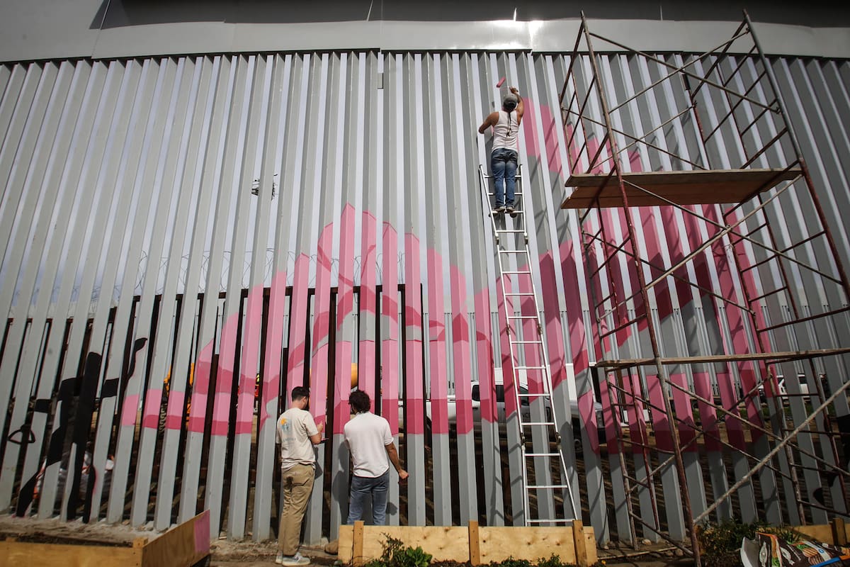 Artistas de Tijuana pintan de nuevo muro fronterizo como protesta tras renovación de EU