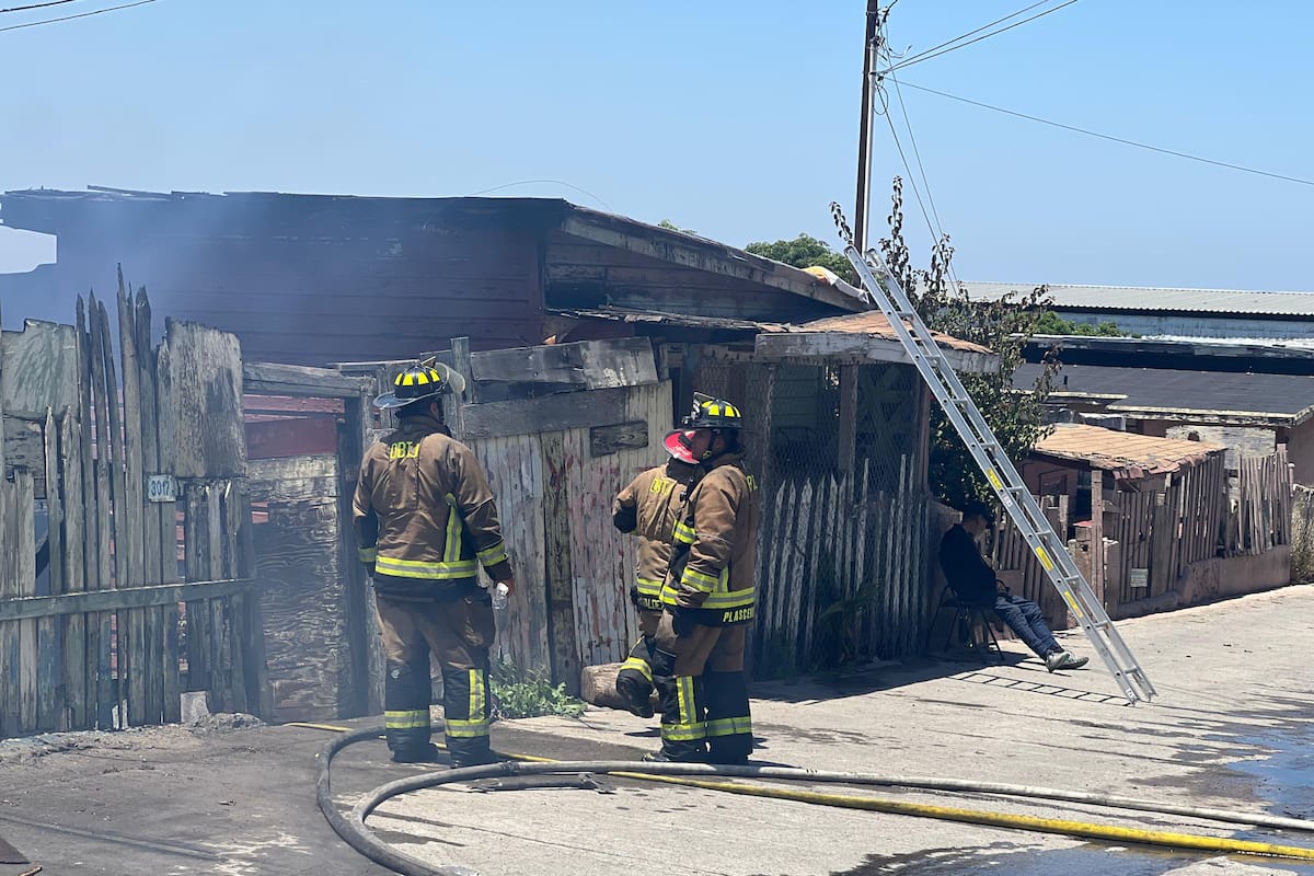 Incendio consume predio con cuartos de madera en la colonia México