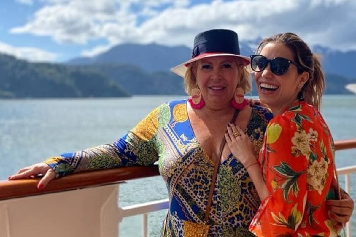 Andrea Escalona brinda con champagne frente a la urna que llevan las cenizas de su madre Magda Rodríguez