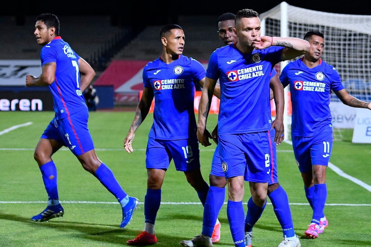 Cruz Azul gana de último minuto ante Pumas y extiende su racha a ocho triunfos en fila