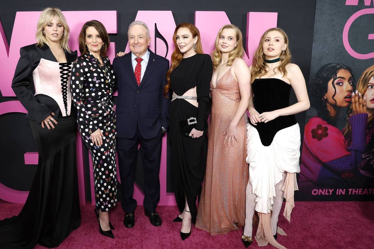 Lindsay Lohan deslumbra en el estreno de 'Mean Girls' y posa con nuevo elenco