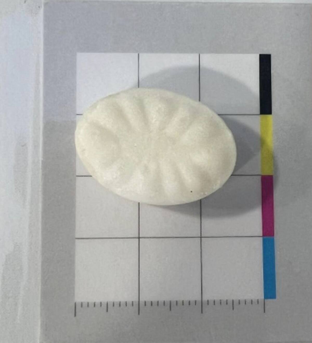 AME127. SÍDNEY (AUSTRALIA), 13/08/2024.- Fotografía cedida por la Fundación Antidrogas de Nueva Zelanda que muestra un caramelo con metanfetamania hallado por la Policía de Nueva Zelanda. La Policía de Nueva Zelanda investiga el hallazgo de una "dosis potencialmente letal" de metanfetamania en unos caramelos que eran distribuidos junto a alimentos por una organización caritativa. EFE/ Fundación Antidrogas De Nueva Zelanda / SOLO USO EDITORIAL/ SOLO DISPONIBLE PARA ILUSTRAR LA NOTICIA QUE ACOMPAÑA (CRÉDITO OBLIGATORIO) MÁXIMA CALIDAD DISPONIBLE