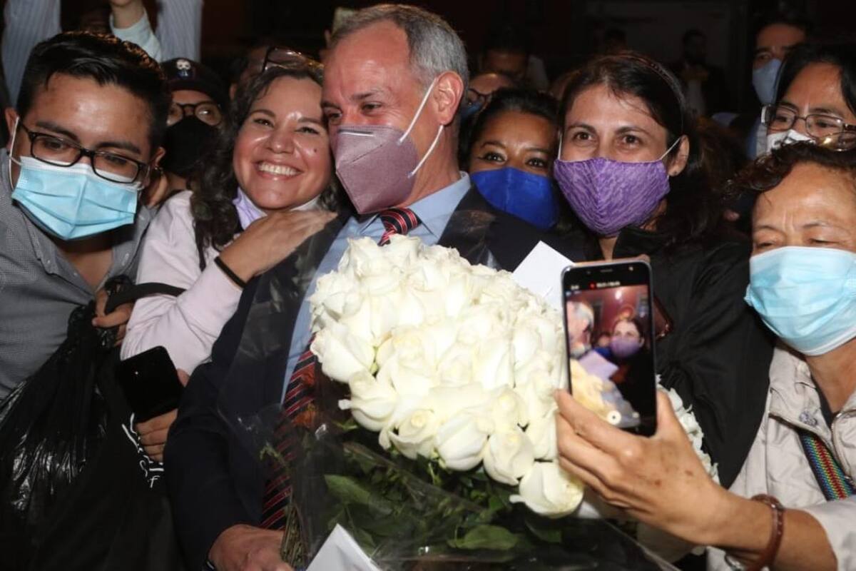 Flores, pastel y serenata; fans del Dr. Hugo López-Gatell le agradecen por su trabajo en conferencias vespertinas