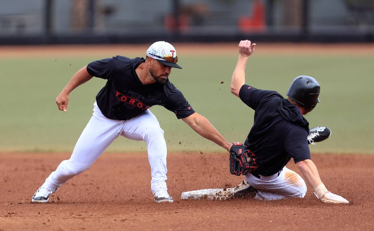 Jairus Richard se robó la segunda base, mientras Jack Mayfiel intenta ponerlo fuera.