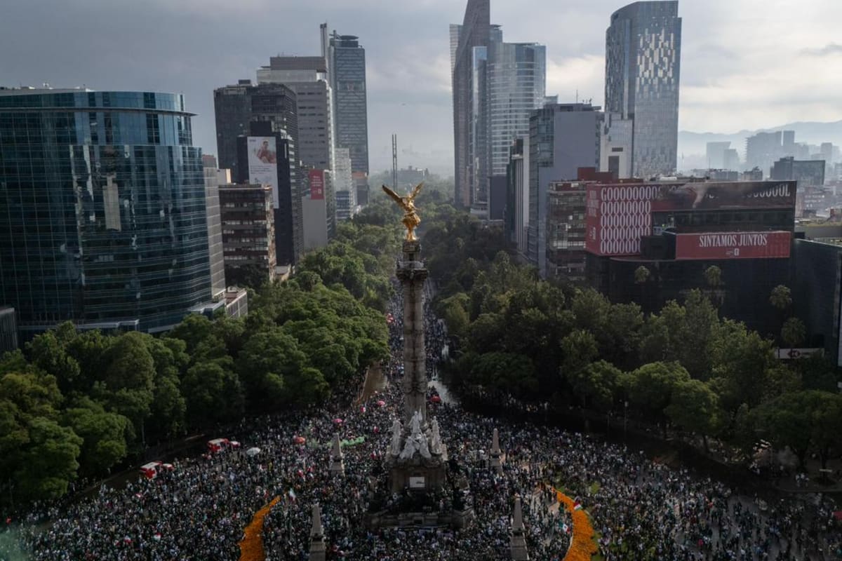 Afición mexicana desata festejos en el Ángel tras victoria de México en el Mundial 2026