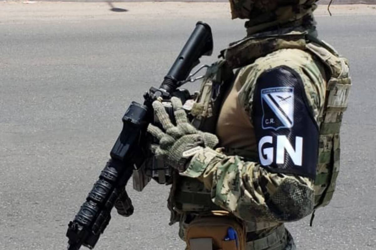 Migrante llora y abraza a hijo ante GN; foto se viraliza
