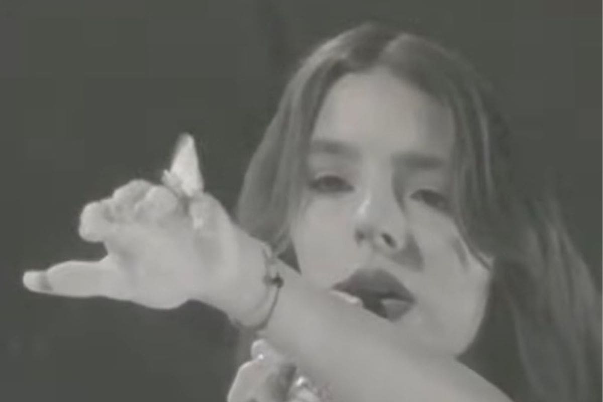 Polilla se posa sobre Ángela Aguilar en pleno concierto ¿Qué significa?