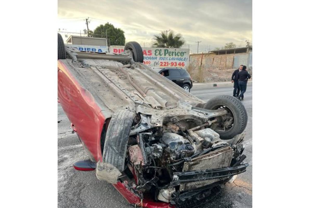 Pierde el control y vuelca su vehículo en la colonia Santa Mónica