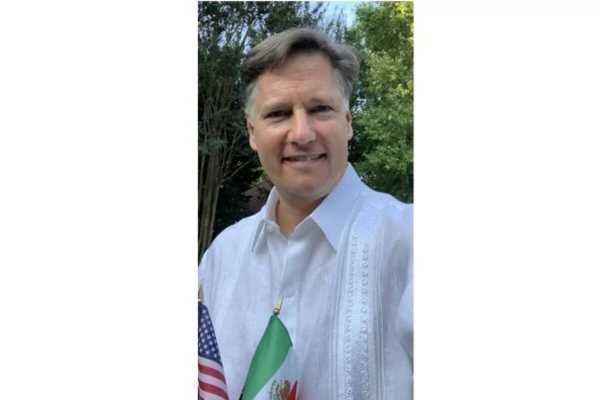 Embajador Landau agradece a AMLO la guayabera chiapaneca que le regaló