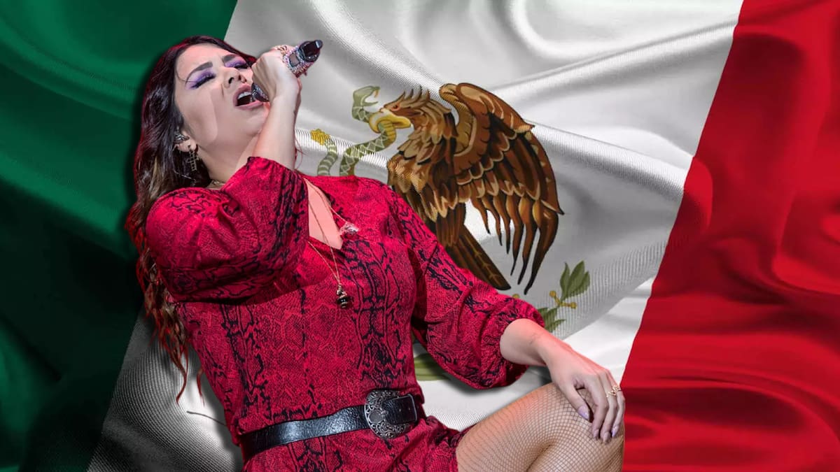 Yuridia recuperó la bandera mexicana de un fan en su concierto, mostrando su amor y respeto por su país. / Foto: Especial