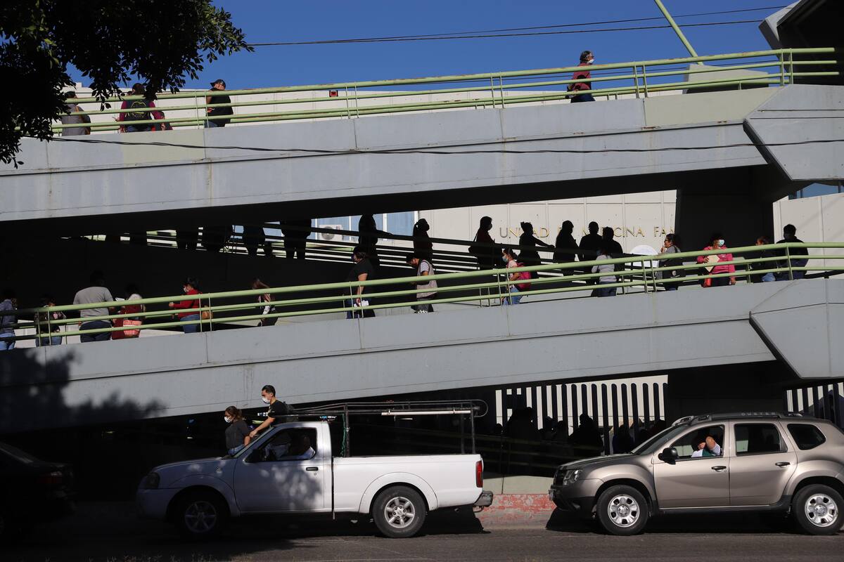 Este lunes desde muy temprano en la Clínica 27 del IMSS ubicada en bulevar Díaz Ordaz en La Mesa, cientos de derechohabientes han saturado las consultas por lo que se ha registrado una larga fila de personas para poder ingresar.
Justo cuando las cifras de casos activos se mantienen a la alza en Tijuana.