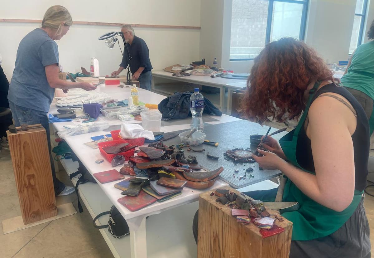 Una vez concluidas las obras, se montará una exhibición durante dos meses, para que la gente pueda admirar el trabajo de estos artistas.