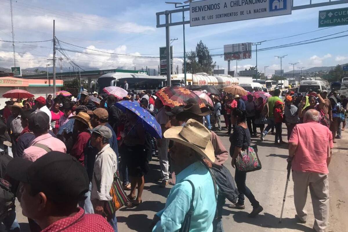 Campesinos de Guerrero bloquean Autopista del Sol