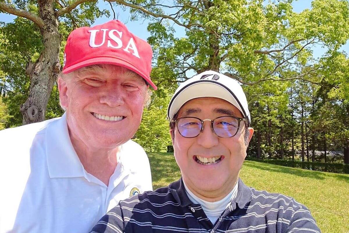 Abe agasaja a Trump en Japón con sumo, hamburguesas y golf