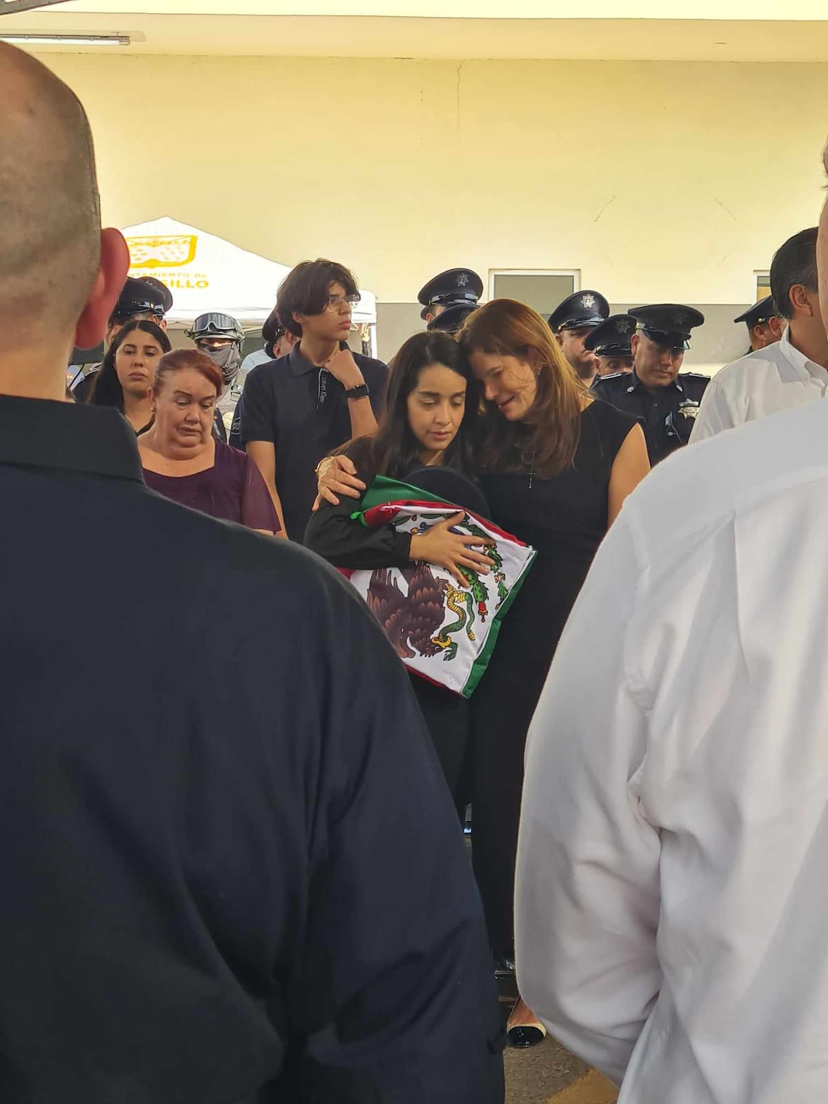 En el evento de despedida del oficial estaba presente el alcalde de Hermosillo, Antonio Astiazarán Gutiérrez y su esposa Paty Ruibal, la familia del oficial y altos mandos de la corporación municipal.