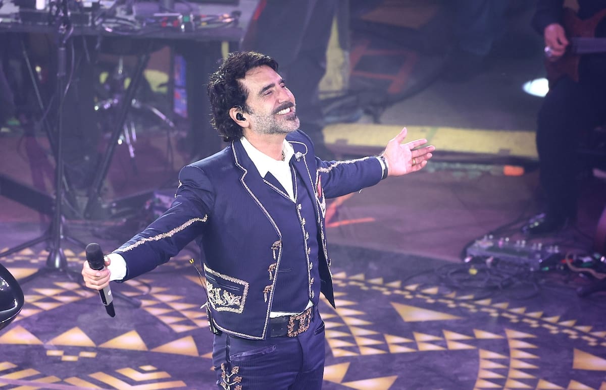 Alejandro Fernández rindió homenaje a su padre, Vicente Fernández, durante su concierto en Hermosillo.