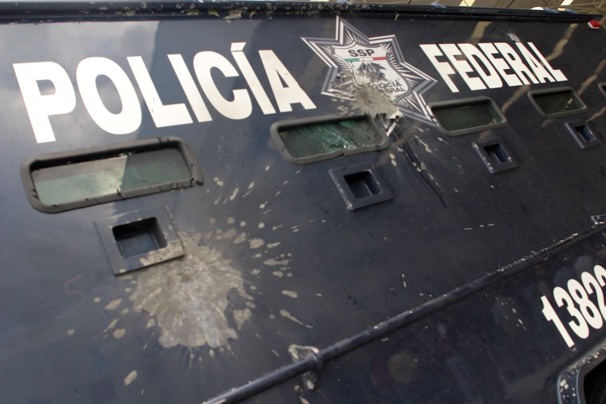 MDF90711072. Arnoldo Rueda Medina alias "La Minsa", fue detenido por elementos de la PFP en el estado de Michoacán, como presunto coordinador de coordinadores del grupo delictivo La Familia Michoacana. En la imagen un vehículo oficial presenta disparos de la refriega.
NOTIMEX/FOTO/JOSE PAZOS/JPF/CLJ/