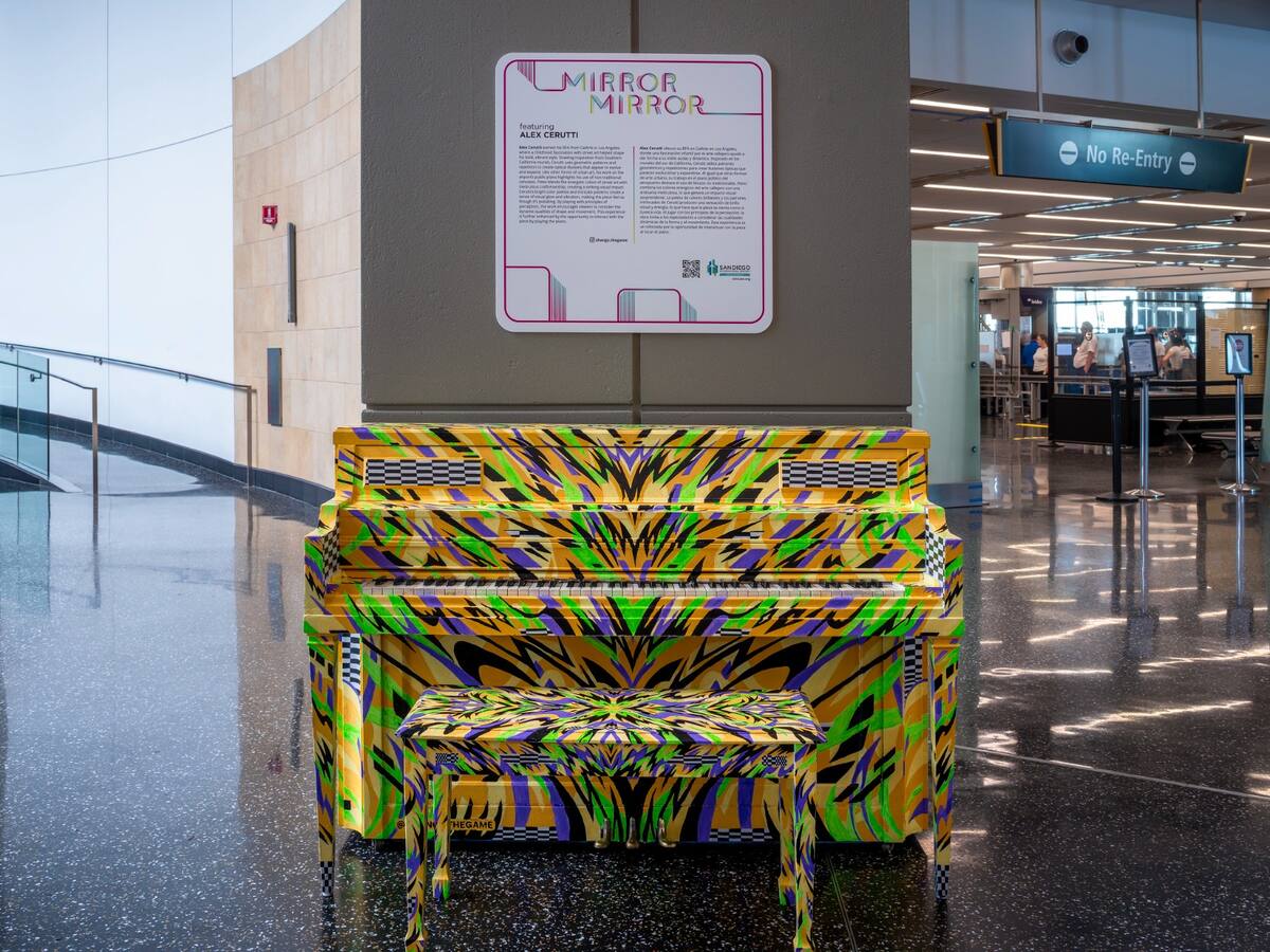 “Mirror Mirror” es una nueva exhibición temporal que se exhibe en la terminal 2 del Aeropuerto Internacional de San Diego. Foto: Cortesía