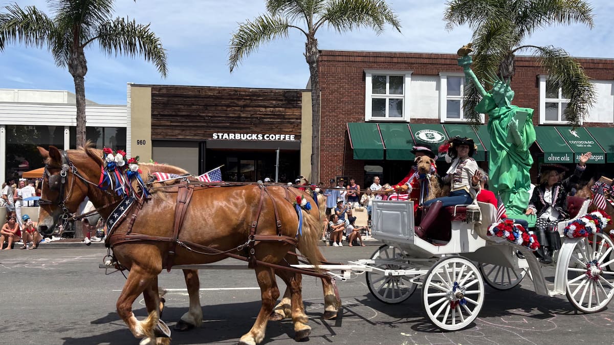 Miles disfrutan del desfile del 4 de Julio en Coronado por los 250 años de la Independencia de Estados Unidos