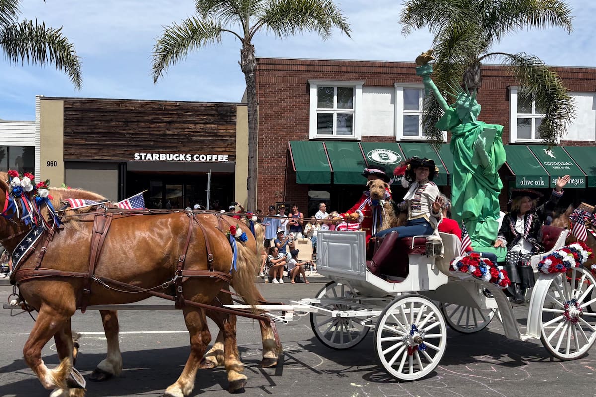 Miles disfrutan del desfile del 4 de Julio en Coronado por los 250 años de la Independencia de Estados Unidos