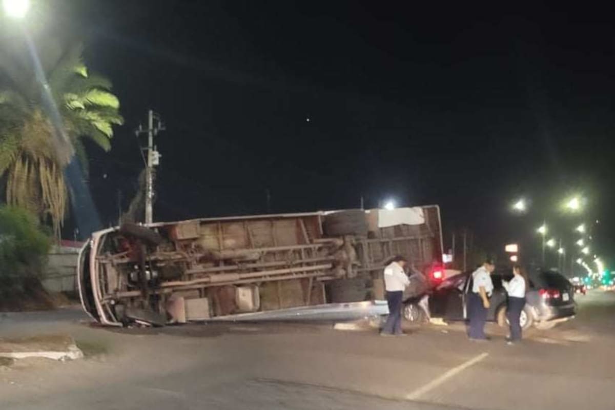 Camión de transporte de personal se vuelca y aplasta otro vehículo en Hermosillo
