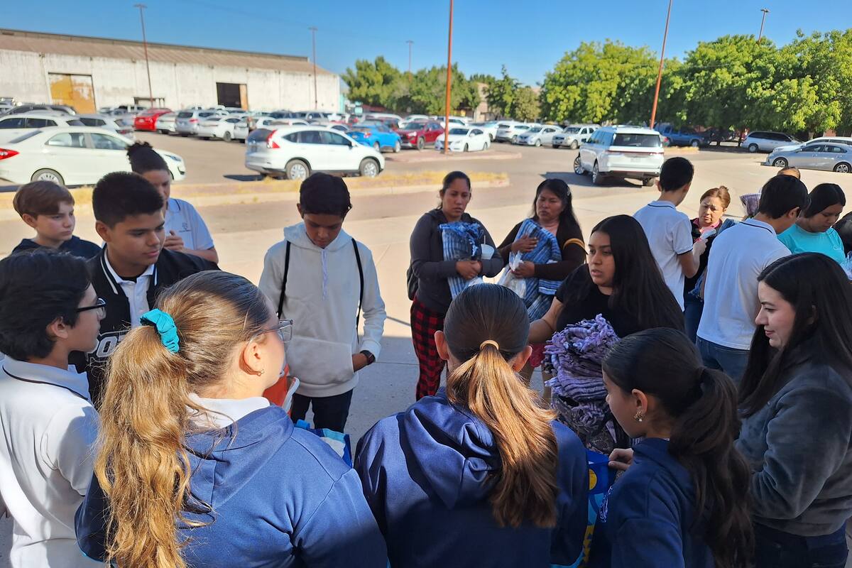 Reparten estudiantes comida y abrigo por fuera de hospital de Cajeme