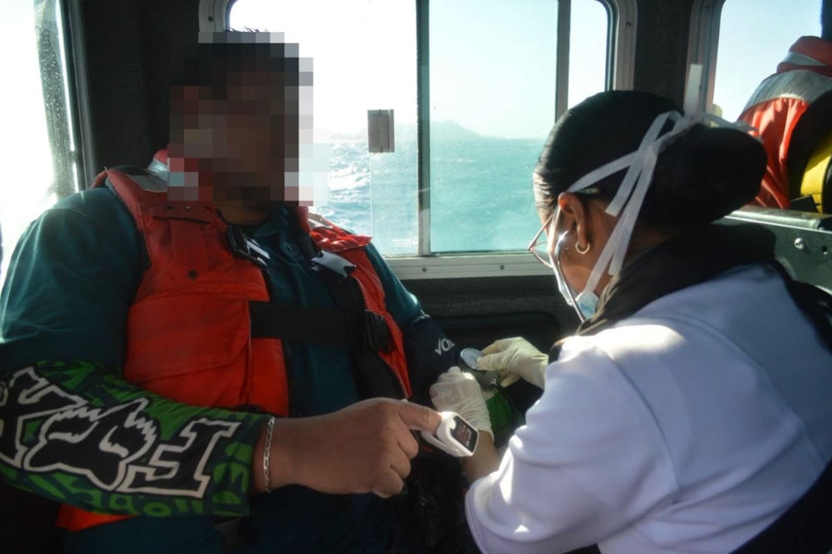 Rescatan con vida a tres pescadores tras naufragar su embarcación frente a Puerto Peñasco