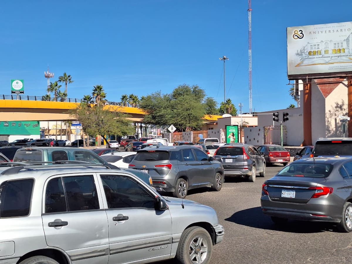 Staus y familiares del profesor Ricardo Ortega Arenas bloquearon el bulevar Luis Encinas para exigir a la Universidad de Sonora una solución formal a la huelga de hambre que el docente mantiene desde hace cuatro días.