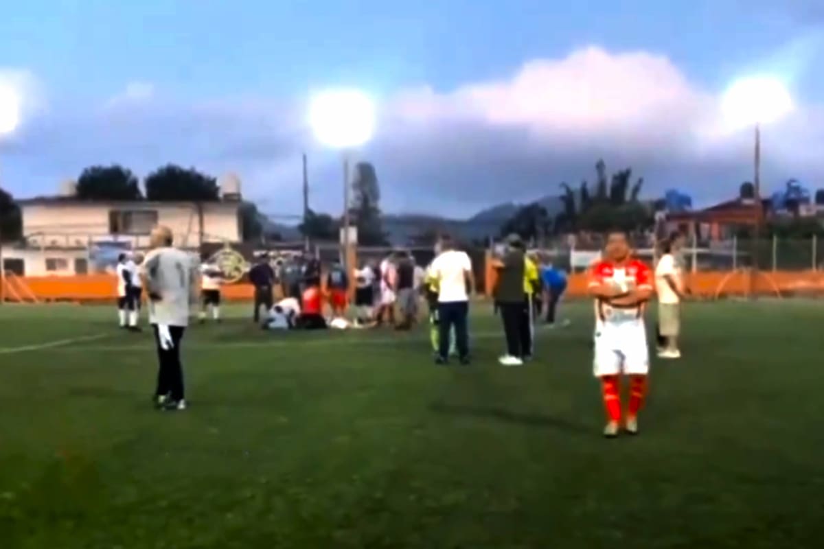 Futbolista de 62 años muere en cancha de Puebla durante partido de veteranos