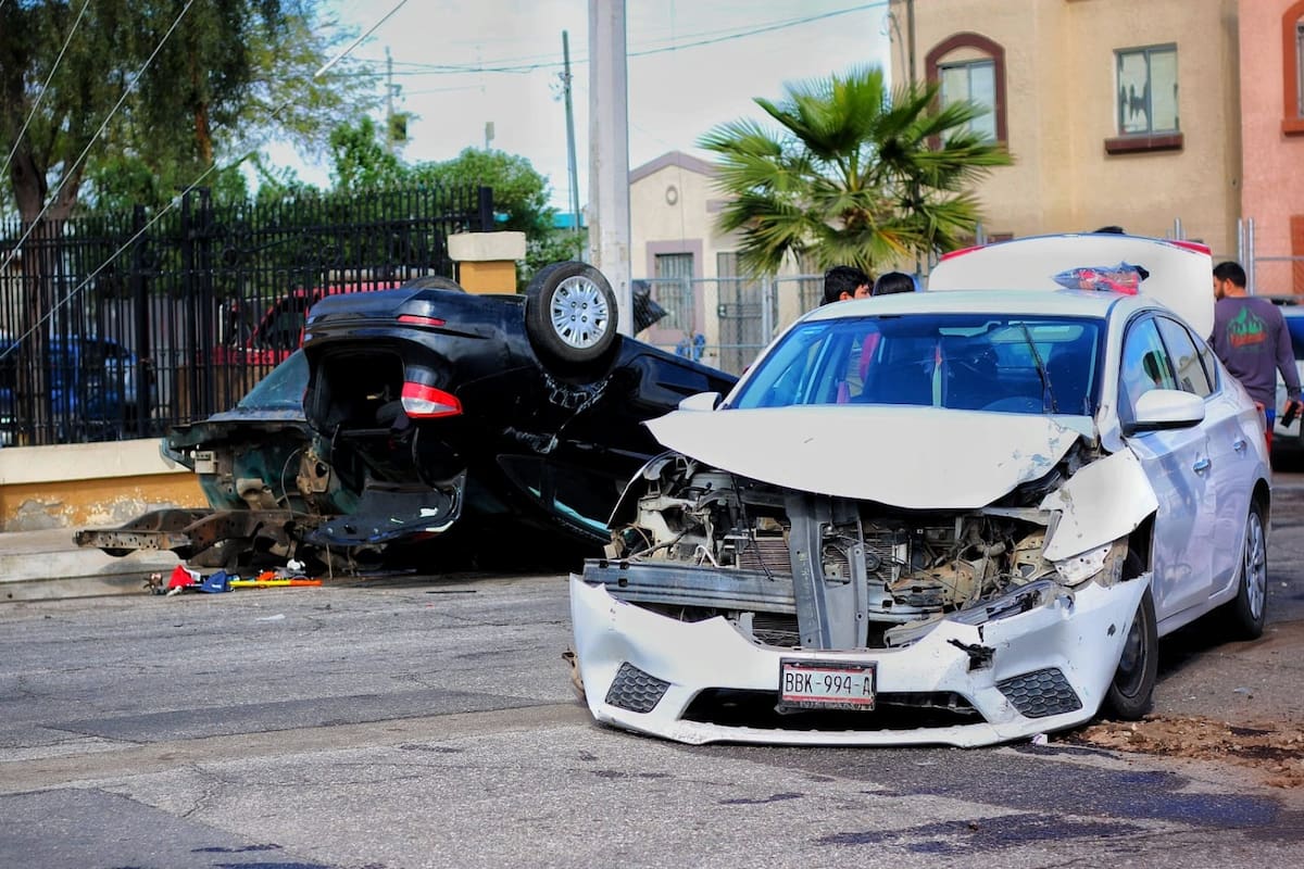 Choca y vuelca en Villa Lomas Altas