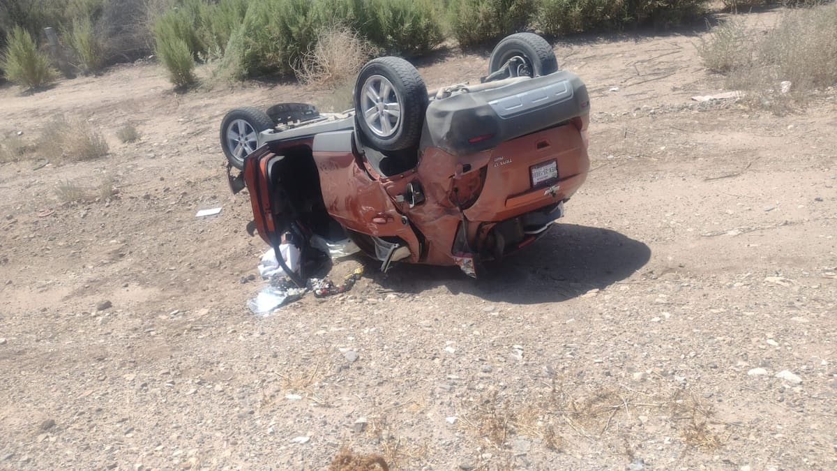 Una camioneta terminó volcada en la carretera a San Felipe; siete integrantes de una familia resultaron lesionados, entre ellos un bebé reportado en estado grave. Foto: Cortesía.
