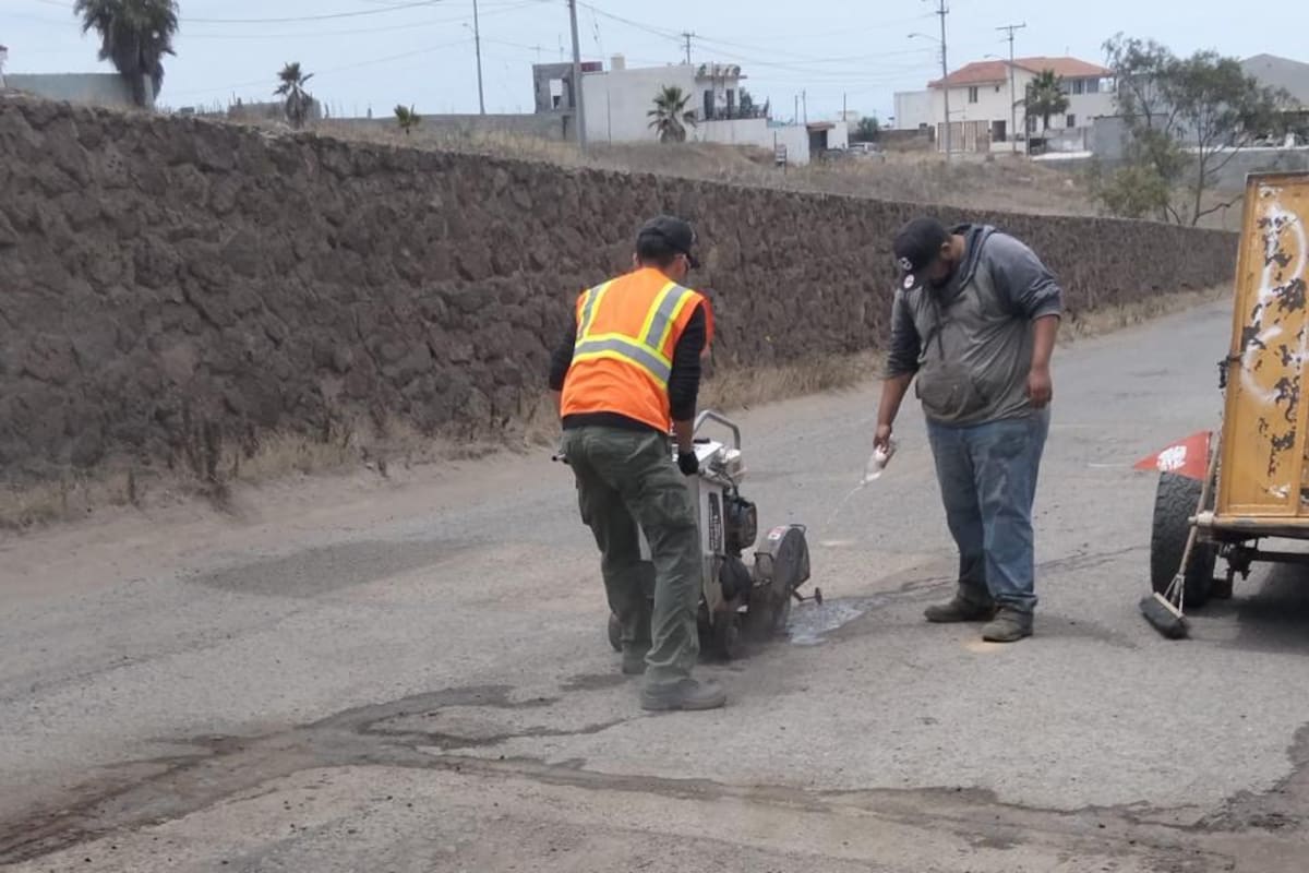 “Que se acerquen y trabajemos juntos”: Servicios Urbanos responde a creadores de contenido que bachean calles y pintan topes en Rosarito