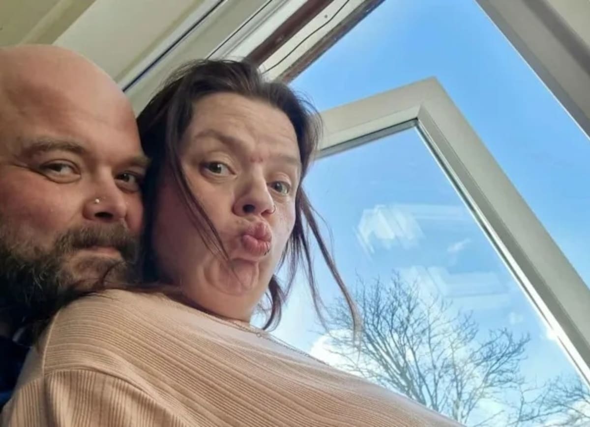 La pareja selló su amor en una ceremonia íntima marcada por el diagnóstico terminal que avanzó en pocas semanas. Foto: Instagram Adam Kemp