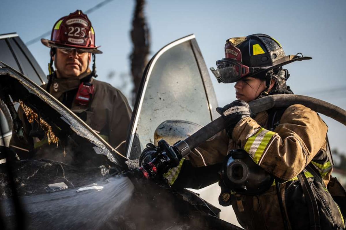 Un Volvo XC90 quedó completamente calcinado; la conductora logró salir ilesa antes de que el fuego avanzara. Foto: Border Zoom