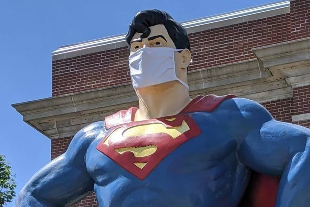 Estatua de Superman con cubrebocas hace homenaje a personal médico