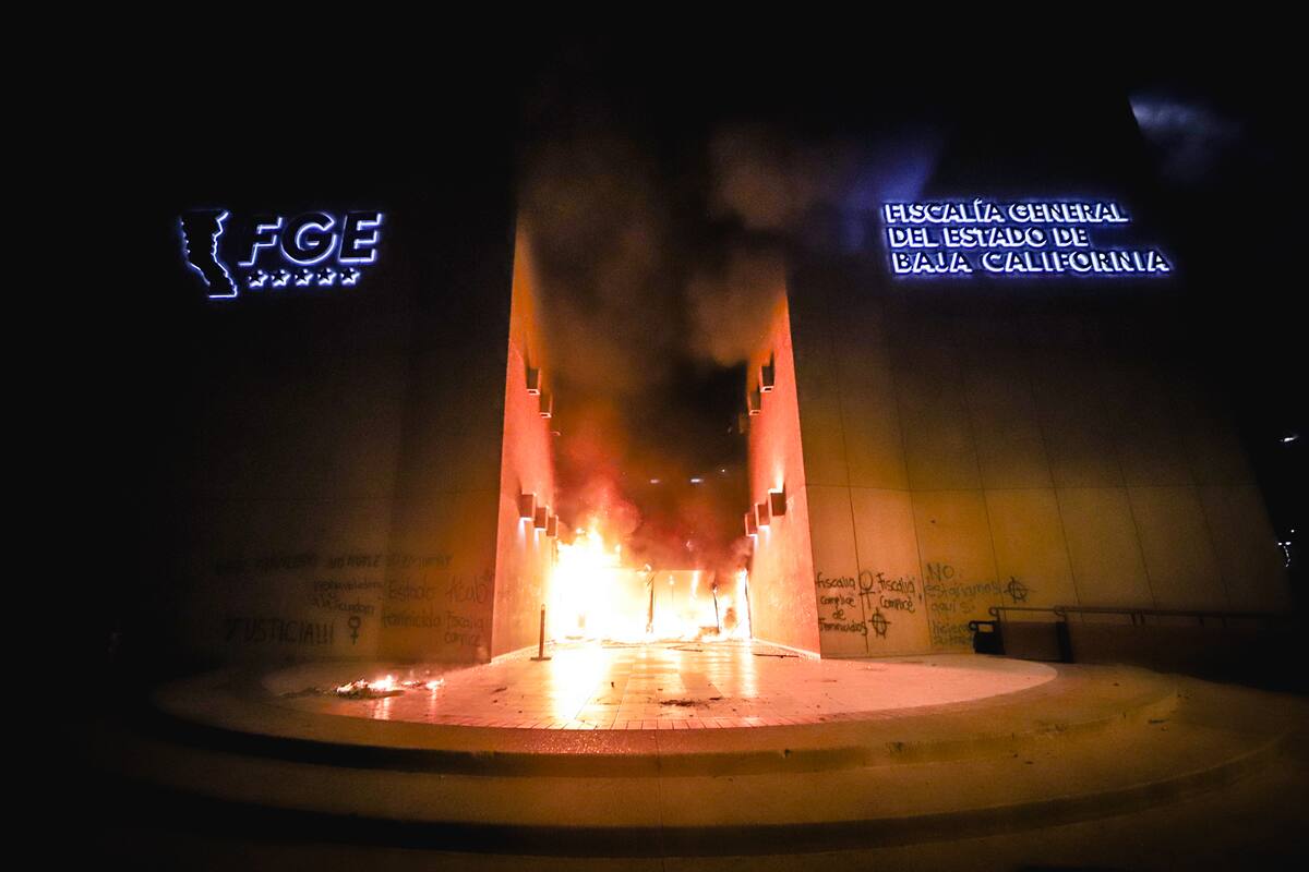 Reportan detención de 11 mujeres y una menor tras incendio en FGE