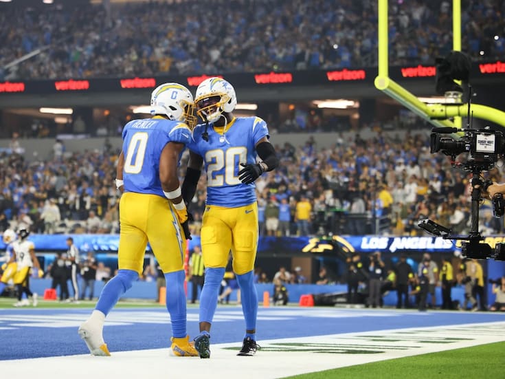 Defensa de Chargers neutraliza a Aaron Rodgers