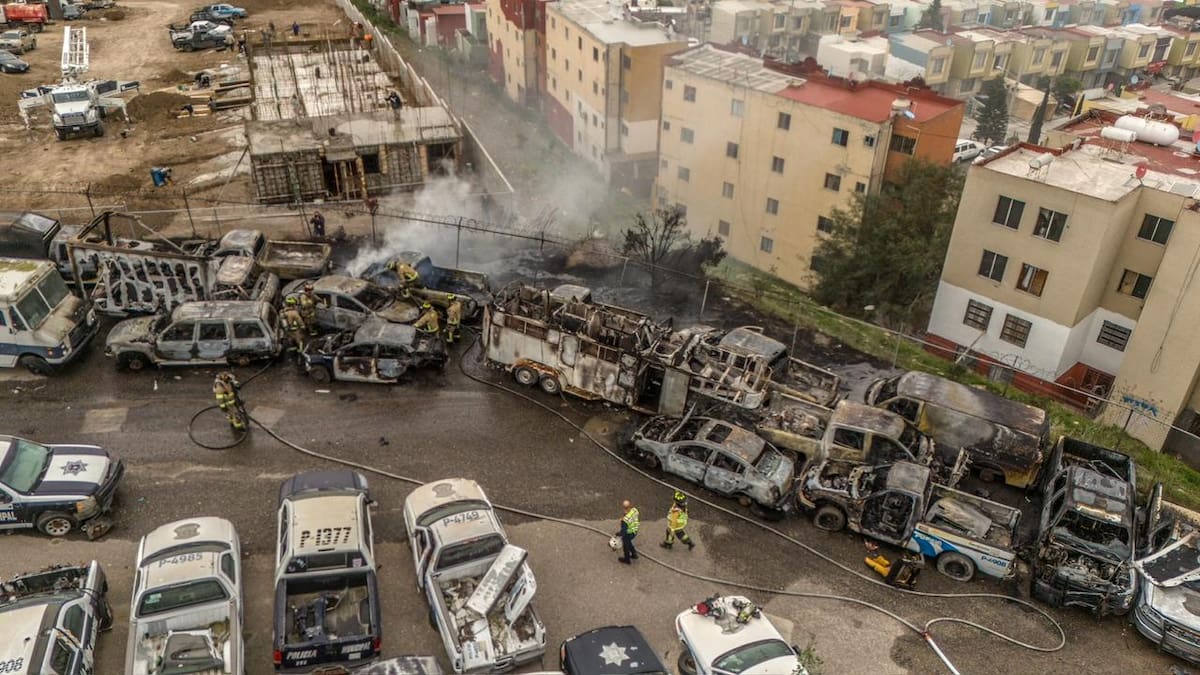 Bomberos logro controlar un incendio registrado la tarde de este 30 de diciembre en un yonque ubicado en la colonia Vista Bella. Foto: Border Zoom