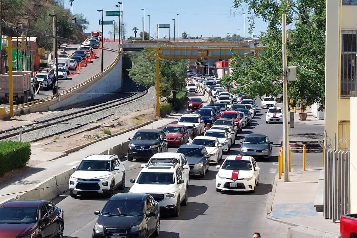 Refuerzan seguridad en filas de cruce hacia EEUU en garitas de Nogales ante aumento de viajantes por fin de año