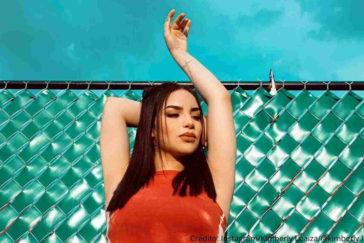 Kimberly Loaiza prende con su sexy outfit