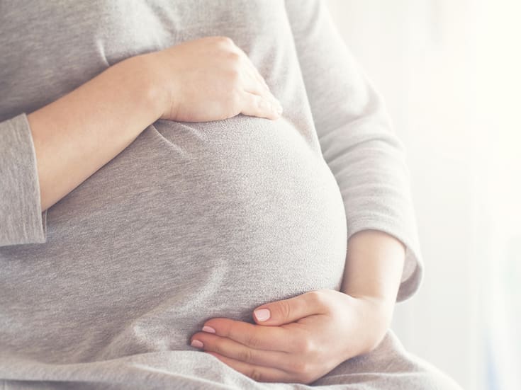 Médicos defienden el uso de acetaminofén en el embarazo tras advertencias de Trump de riesgo de autismo en la infancia