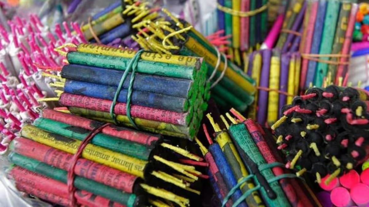 Impiden decomiso de pirotecnia en Veracruz tras amenazas de linchamiento a los policías del operativo; autoridades devuelven el cargamento y vecinos festejan lanzando con cohetes