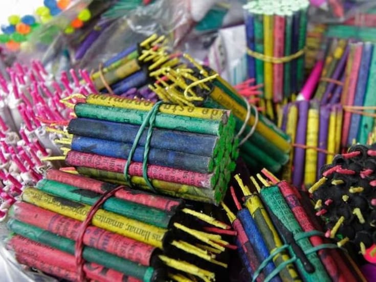 Impiden decomiso de pirotecnia en Veracruz tras amenazas de linchamiento a los policías del operativo; autoridades devuelven el cargamento y vecinos festejan lanzando con cohetes