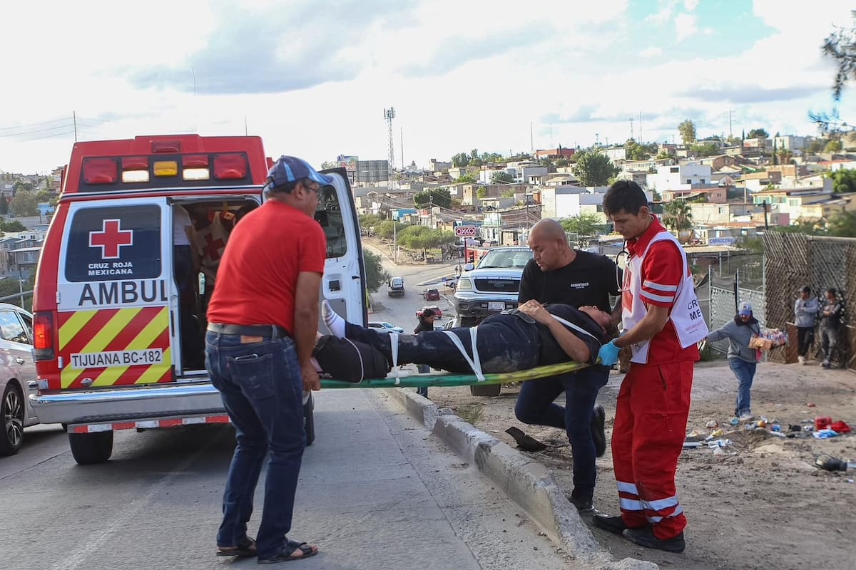 Una camioneta Ford F-150 terminó volcada en el bulevar Casa Blanca, en Tijuana, donde paramédicos de la Cruz Roja brindaron atención médica a tres mujeres y un niño que viajaban en la unidad. Foto: Cortesía / Border Zoom