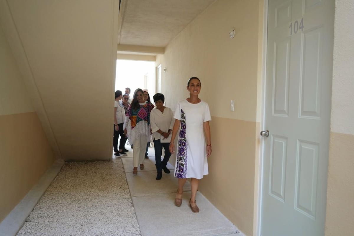 La presidenta encabezó en Playa del Carmen la entrega de viviendas, escrituras y liberaciones de hipoteca, y destacó que su gobierno avanza en la construcción de 1.2 millones de casas y en la cancelación de créditos impagables para miles de trabajadores. | Crédito: Presidencia