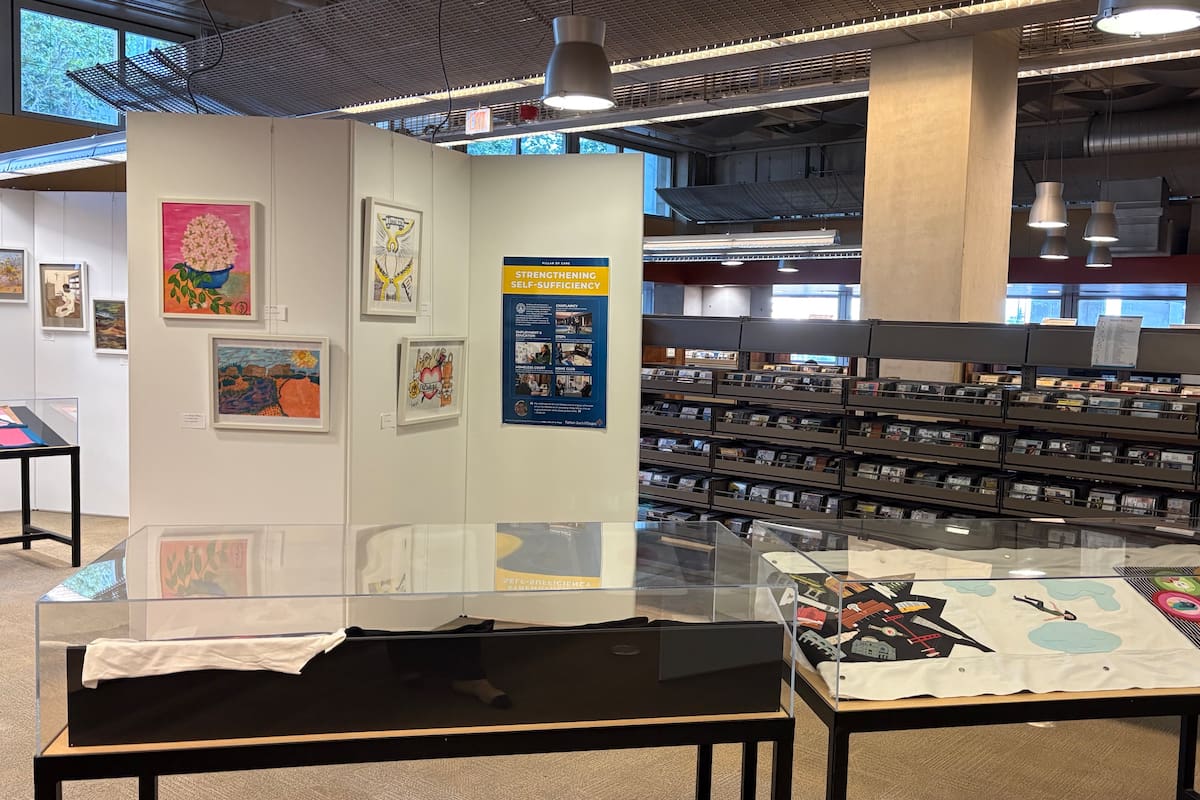Artistas sin hogar exhiben sus obras de arte en biblioteca central de San Diego