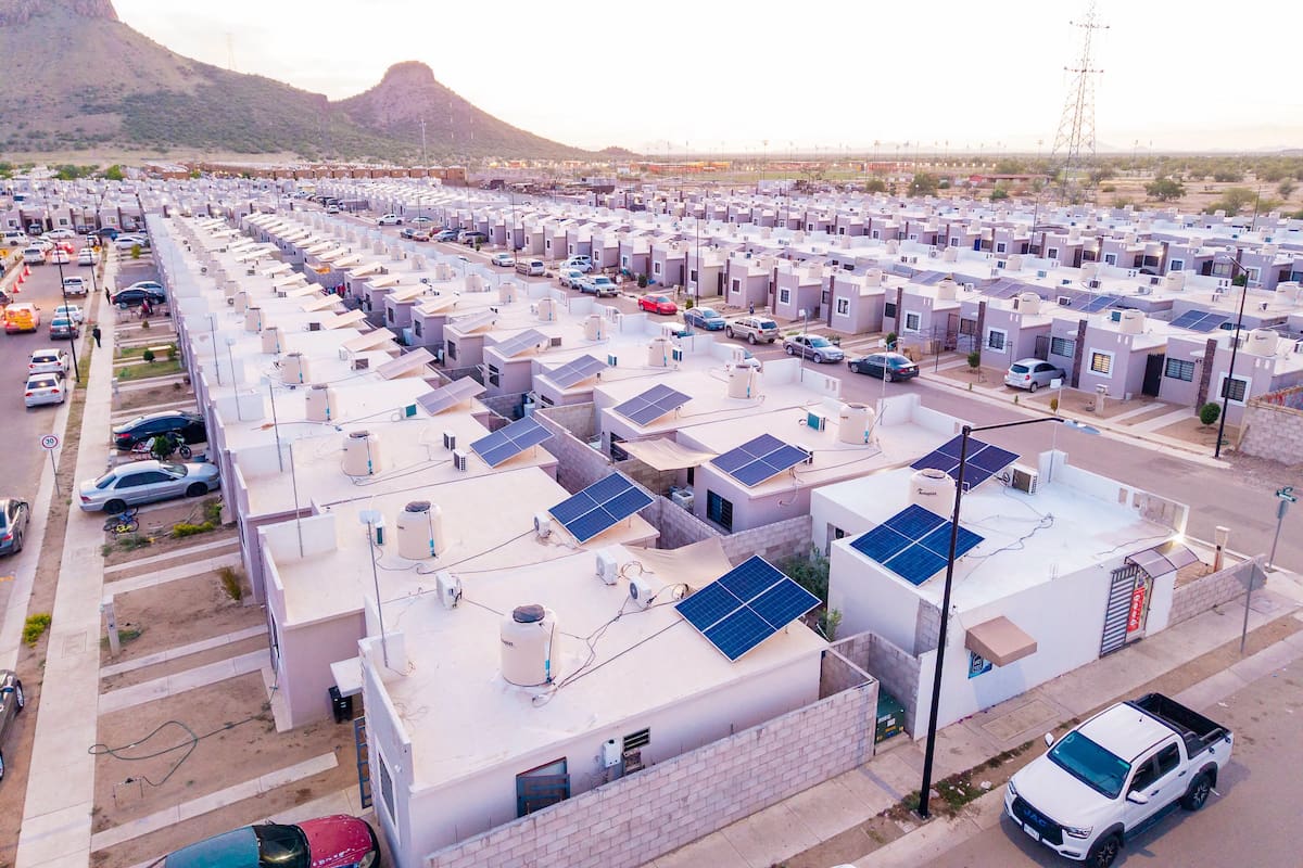 Astiazarán entrega apoyos para instalar paneles solares en 71 viviendas de Hermosillo; Sello H busca reducir el gasto de luz de las familias