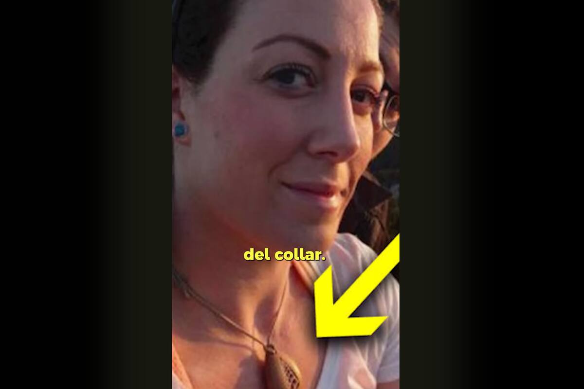 Hombre le regala collar a su novia y 2 años después la sorprende al mostrarle lo que había dentro