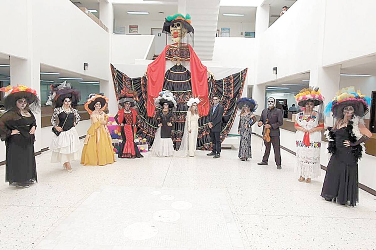 Con gigante catrina recuerdan a sus muertos